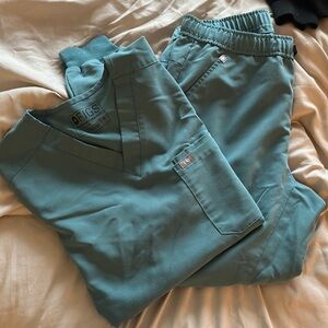 Men’s figs top with jogger bottoms